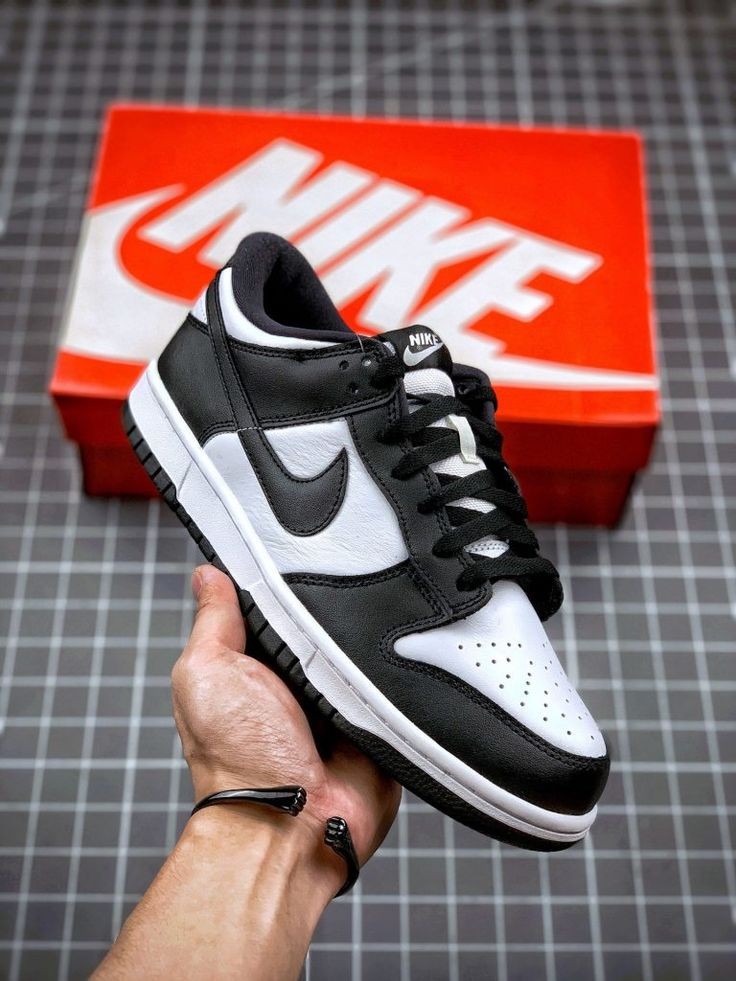 NIKE DUNK SB LOW PANDA