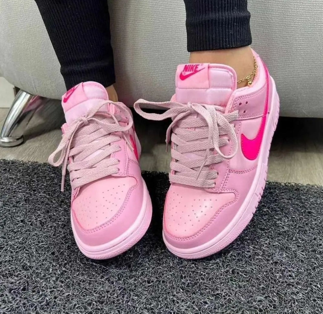 NIKE DUNK SB TRIPLE PINK