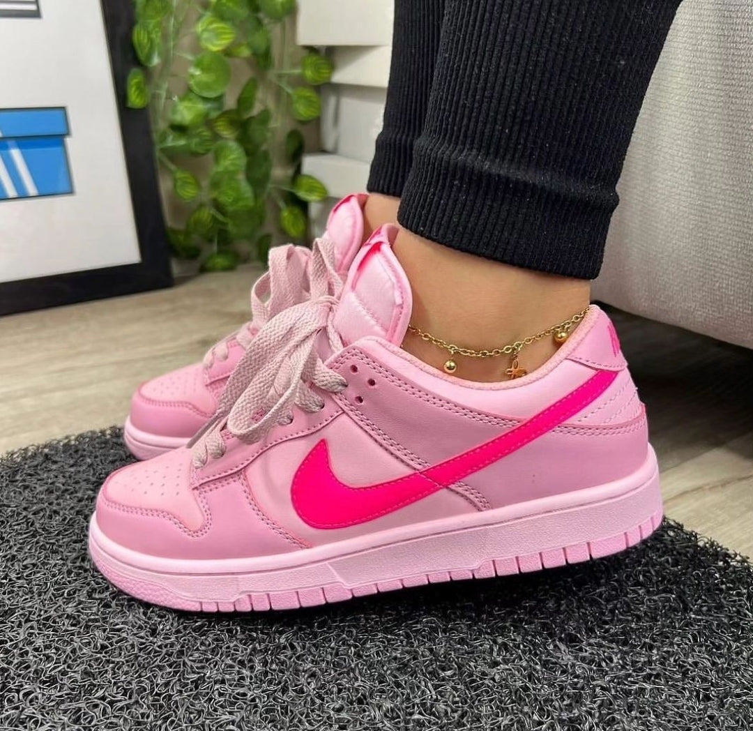 NIKE DUNK SB TRIPLE PINK