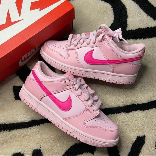 NIKE DUNK SB TRIPLE PINK