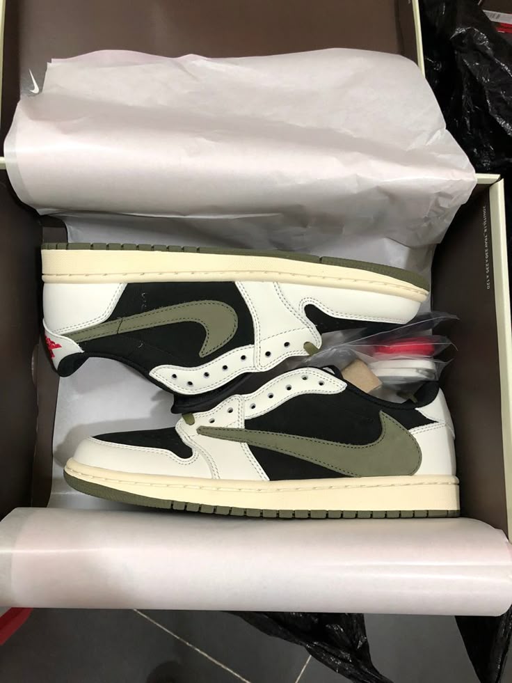 Nike Travis scoot olive